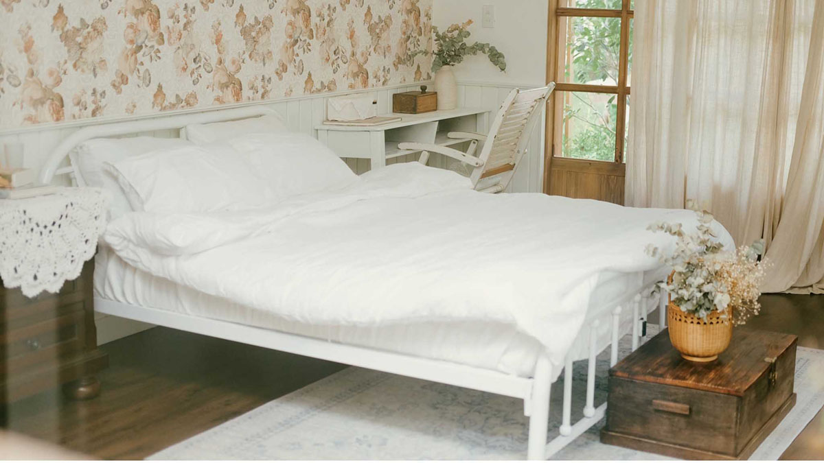 Phòng ngủ nên thơ với tone pastel và nội thất gỗ.

Nguồn: Én.nè Đà Lạt
