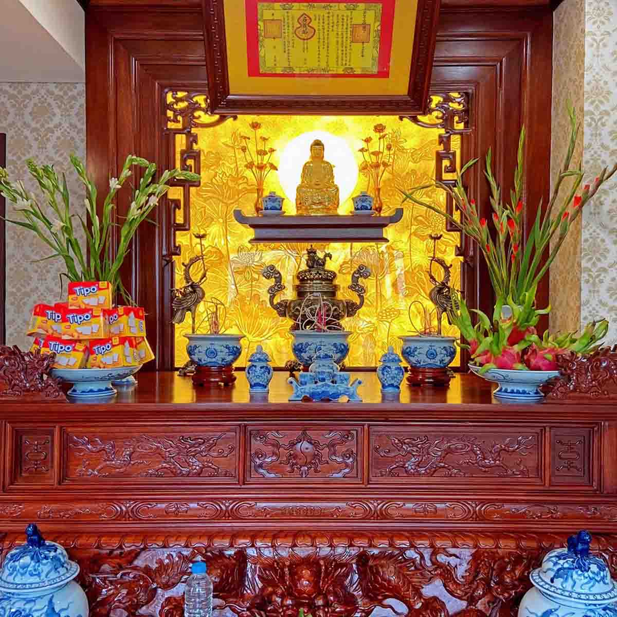 Bàn thờ Phật với ánh sáng dịu nhẹ. Nguồn: Fb Lan Anh Tran