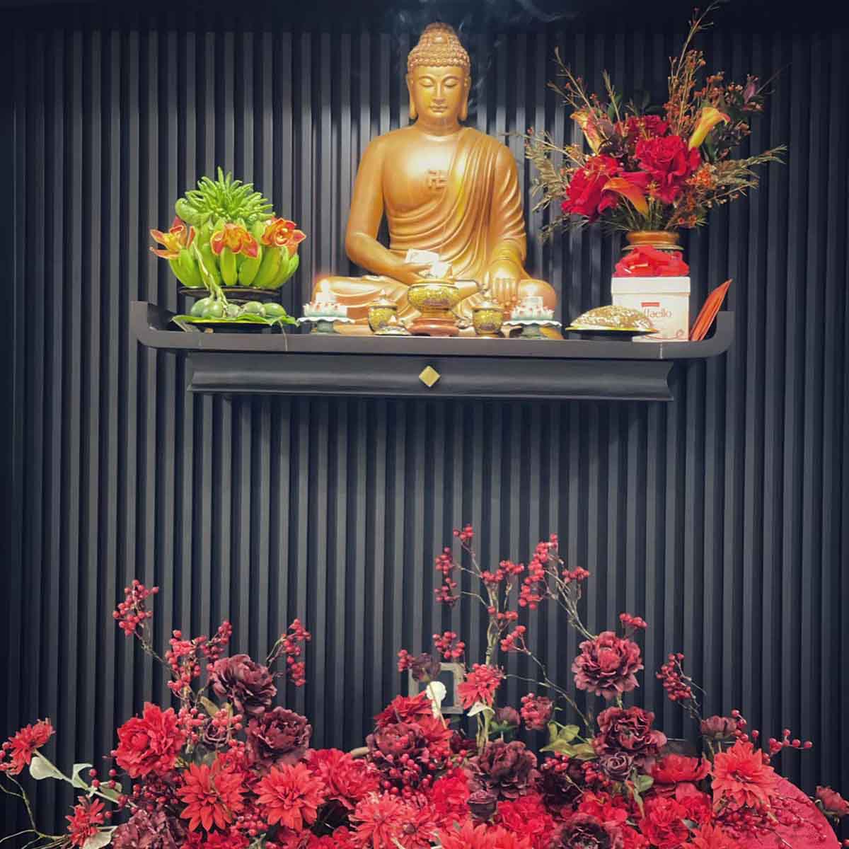 Tết đến, bàn thờ Phật rực sắc đỏ hoa tươi. Nguồn: Fb Ngọc Linh