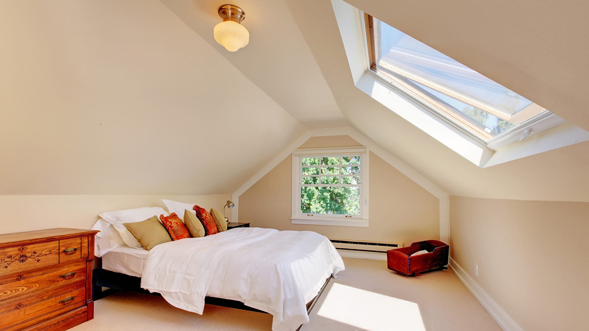 Cửa sổ trần phù hợp với phòng gác mái. Nguồn: restoration