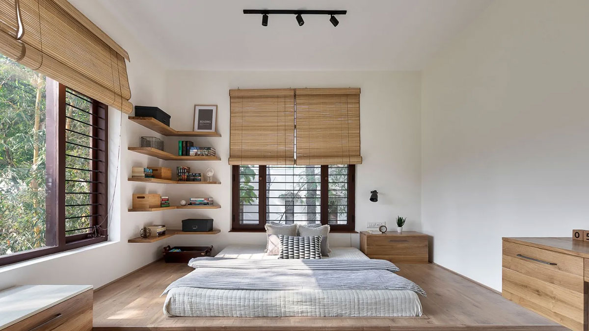 Cửa sổ giúp phòng ngủ tràn ngập ánh nắng. Nguồn: architecturaldigest