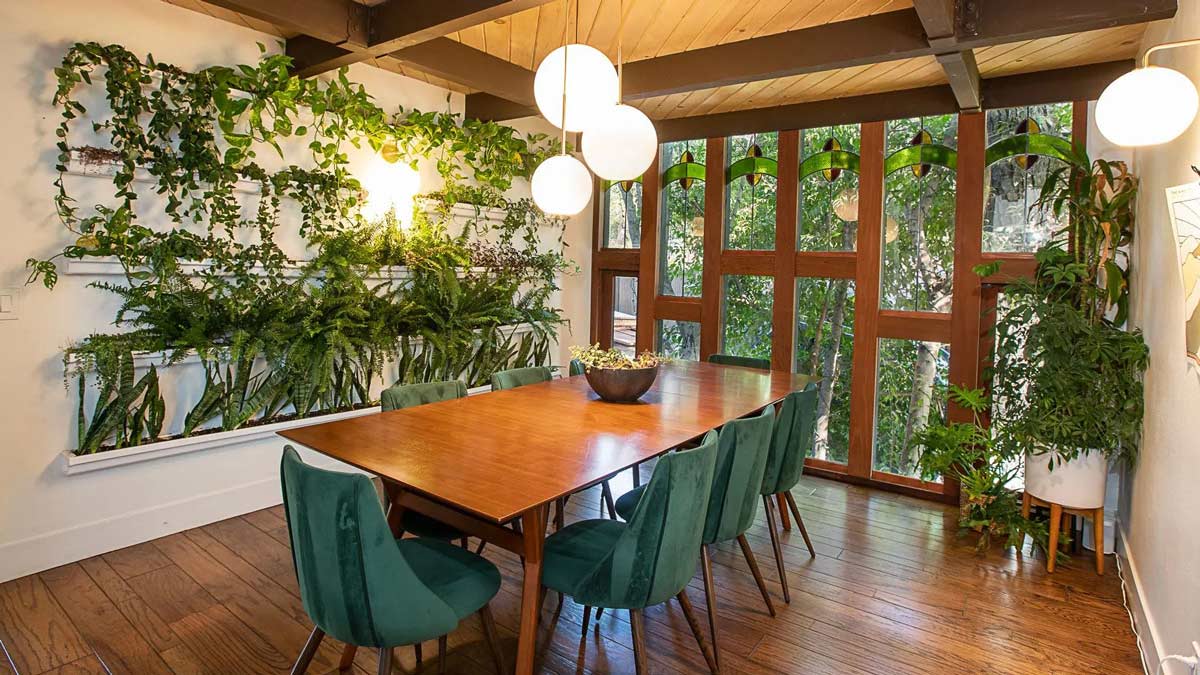 Căn hộ dịch vụ Airbnb ngập tràn cây xanh. Nguồn: architecturedigest
