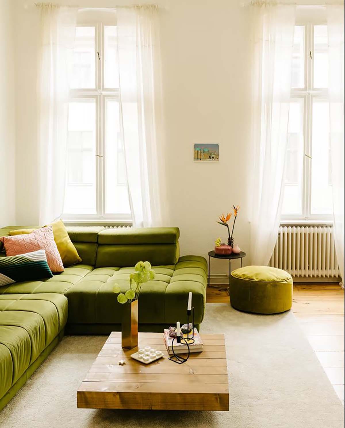 Ghế sofa xanh bơ làm nổi bật phòng khách.

Nguồn: Pinterest