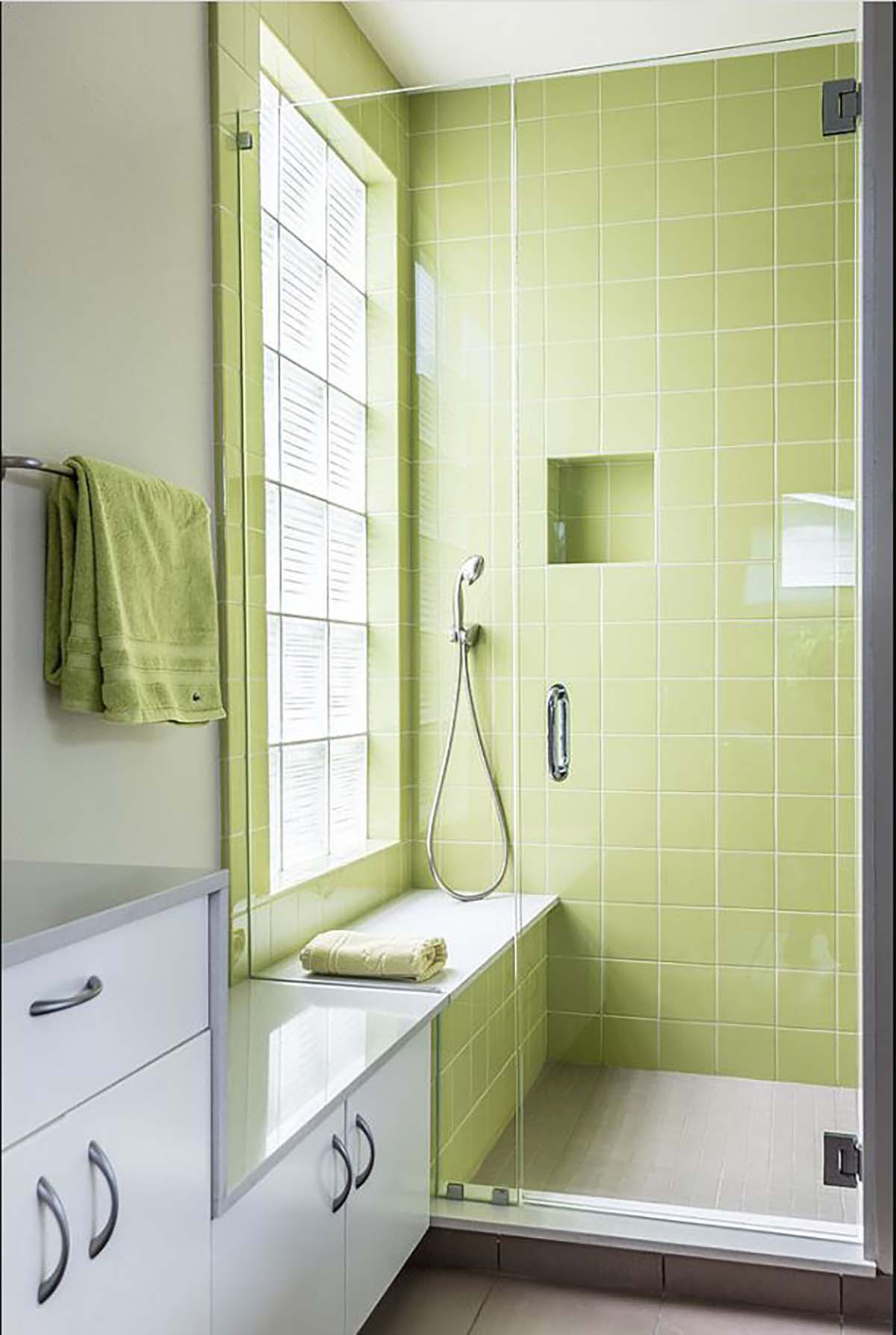 Thiết kế phòng vệ sinh tối giản với màu xanh quả bơ.

Nguồn: Pinterest
