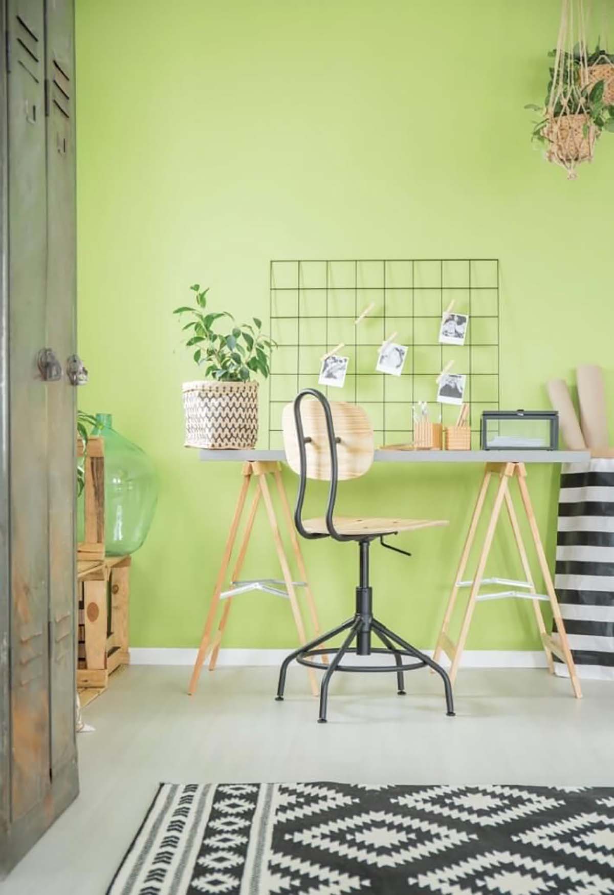 Phòng làm việc dễ thương với thiết kế xanh bơ. Nguồn: Pinterest