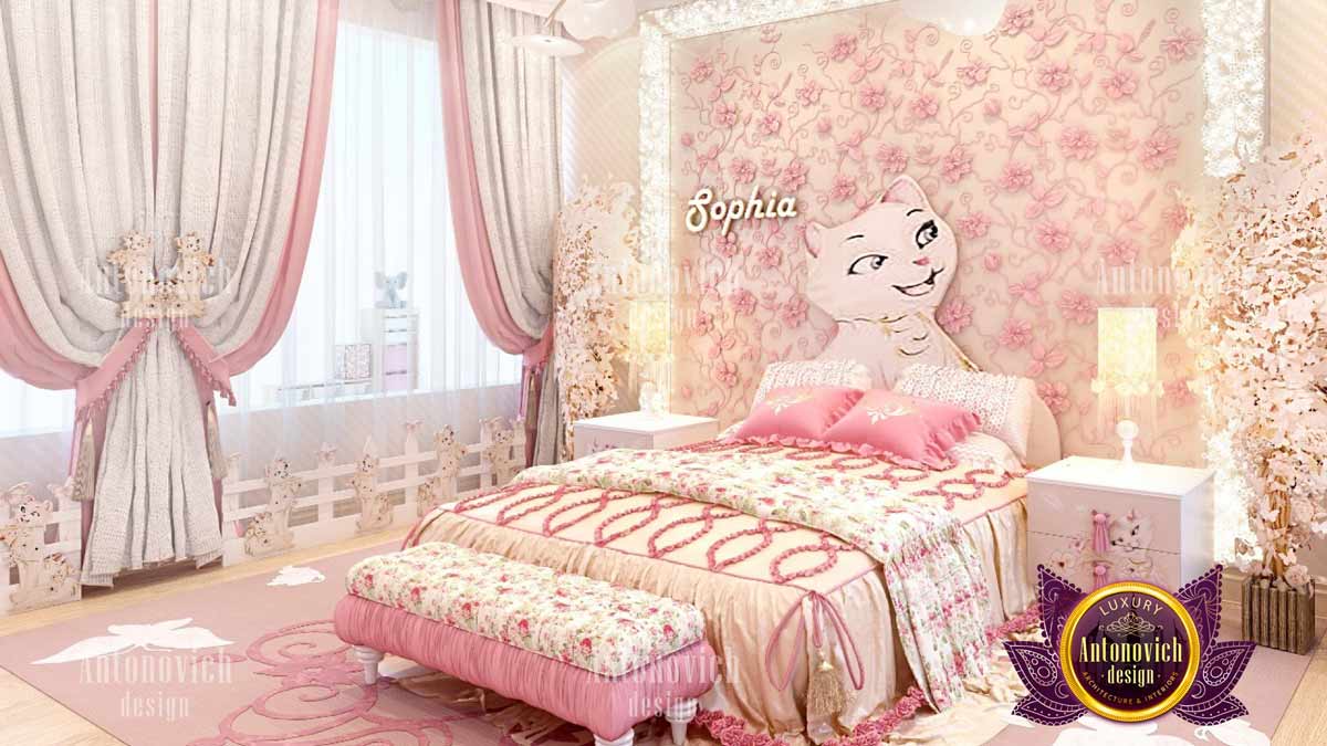 Phòng trẻ nhỏ với thiết kế dán tường màu hồng. Nguồn: antonovich-design.com