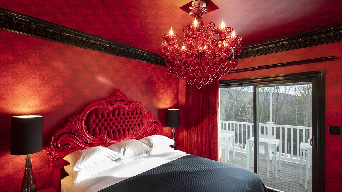Phòng ngủ gam đỏ dễ gây cảm giác ngột ngạt. Nguồn: Roxbury Motel