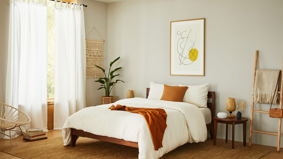 Phòng ngủ với điểm nhấn màu cam rực rỡ. Nguồn: House Beautiful