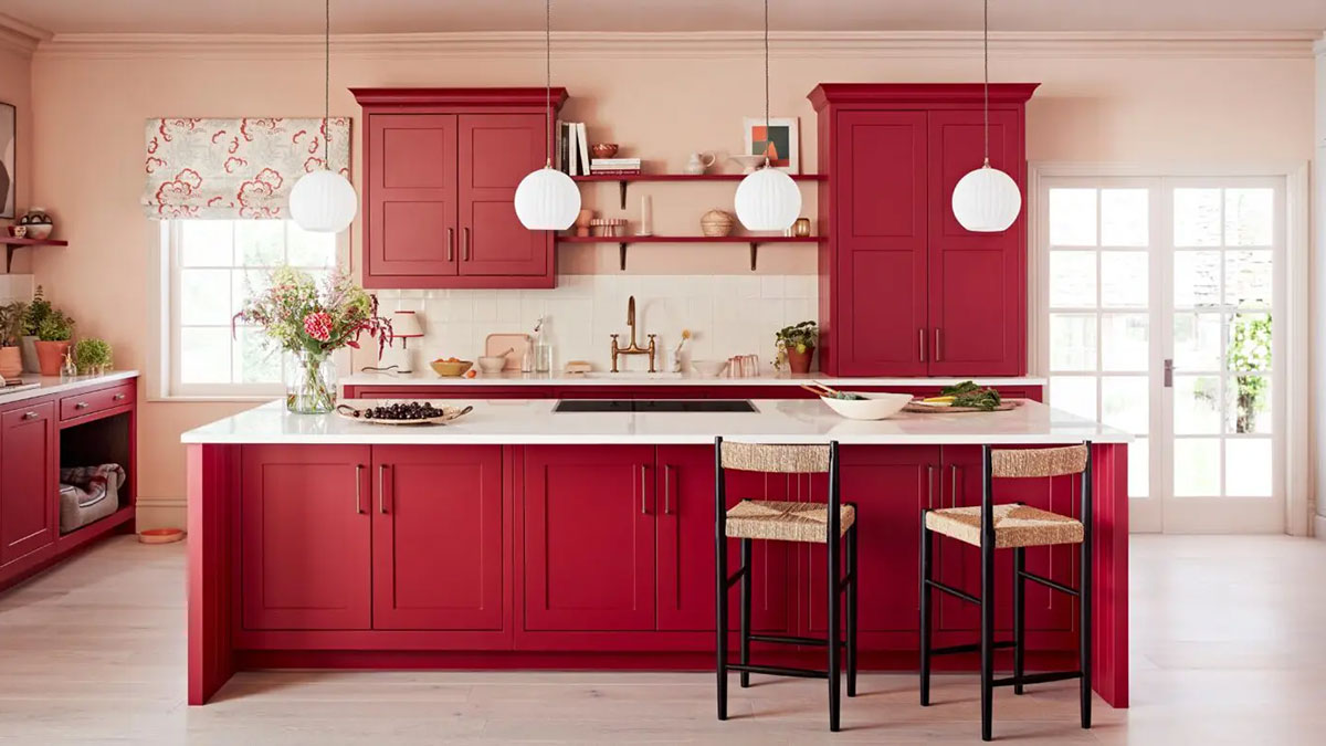 Trang trí góc bếp với nội thất có màu Viva Magenta. Nguồn: Real Homes