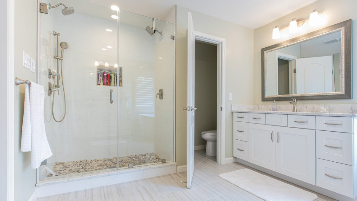 Thiết kế phòng tắm với nhiều nguồn sáng đa dụng.

Nguồn: Craft Kitchen & Bath
