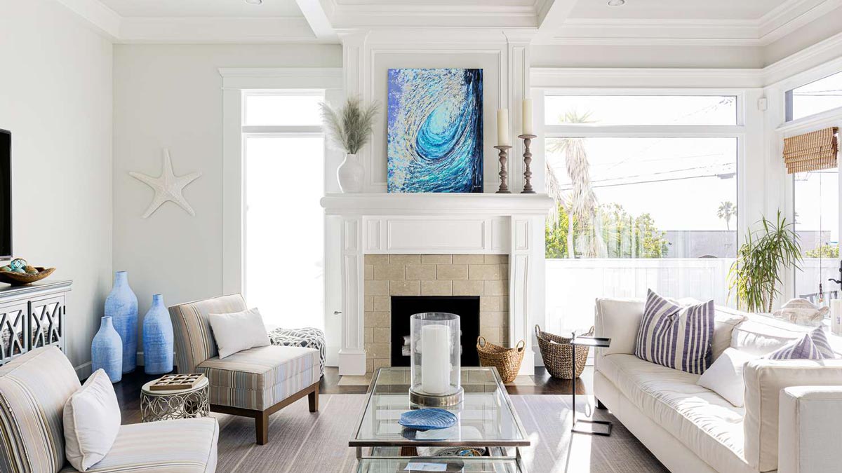 Thiết kế nội thất lấy cảm hứng từ biển xanh cát trắng. Nguồn: The Spruce