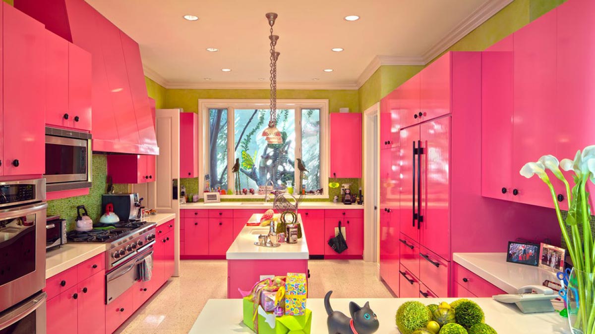 Phòng bếp với điểm nhấn màu sắc và hệ đèn. Nguồn: Architecture Art Design