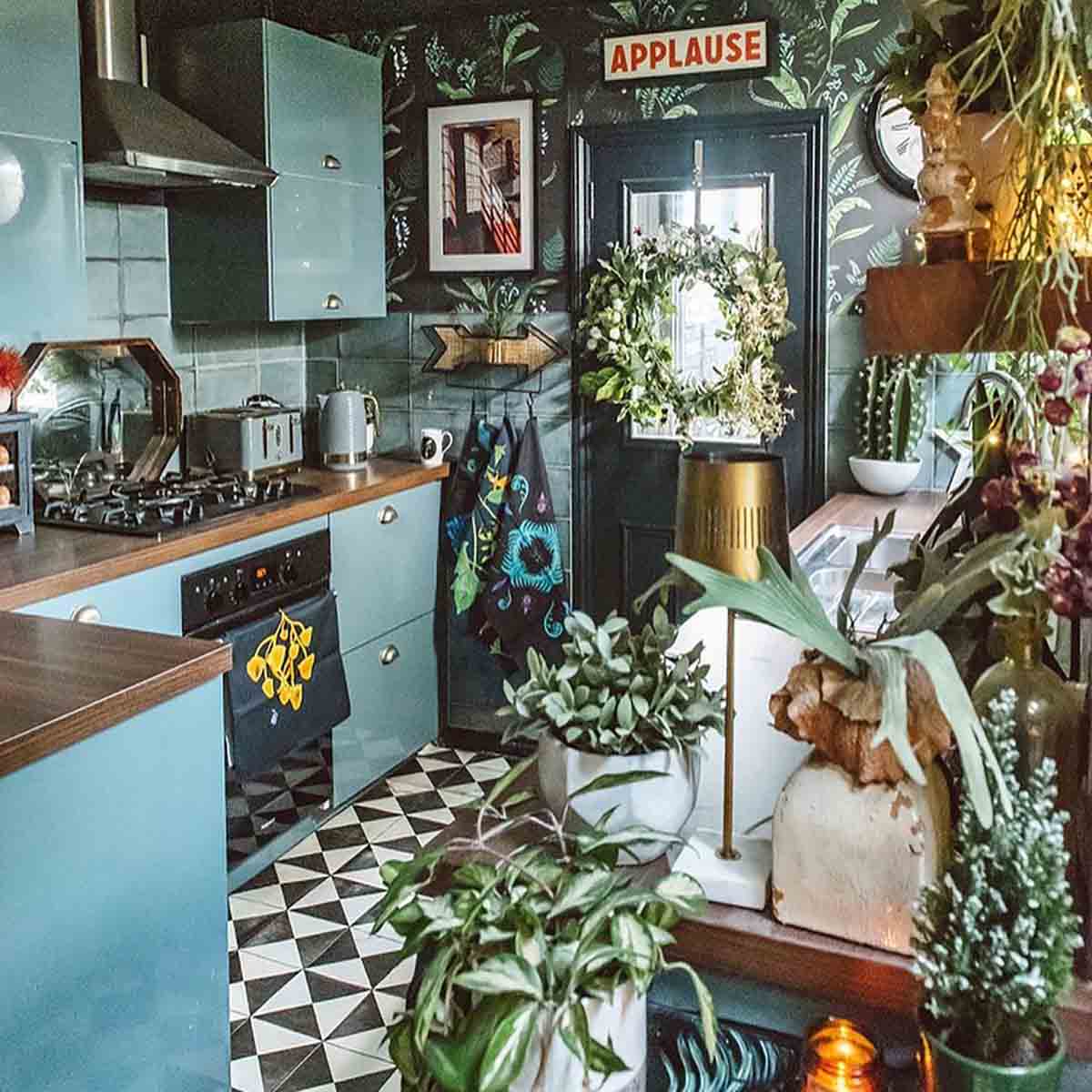 Một căn bếp rất xanh và rất “tối đa”. Nguồn: Pinterest