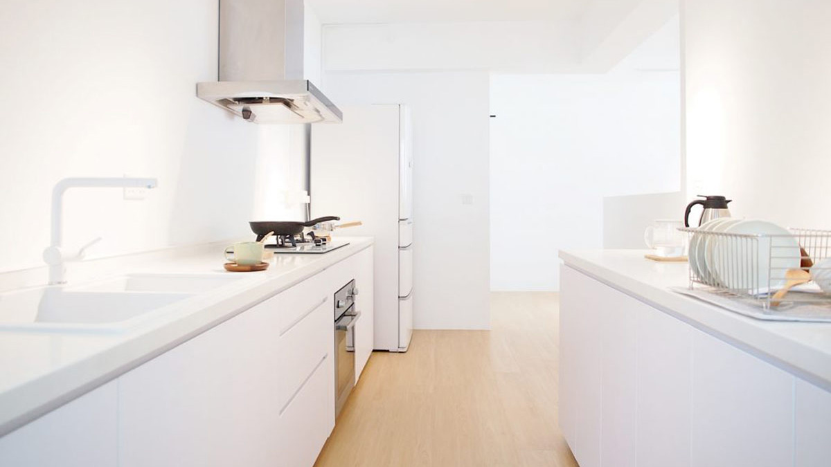 Tủ bếp trắng giúp mở rộng không gian. Nguồn: minimalist.sg