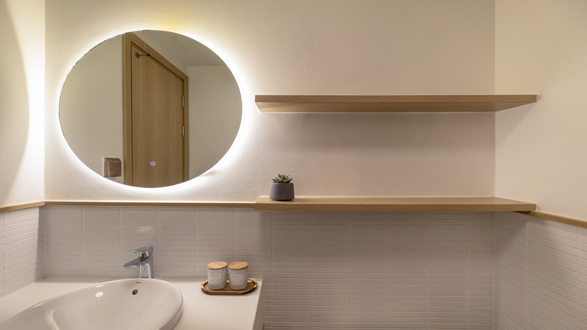 Gương đèn LED trong nhà tắm căn hộ chung cư. Nguồn: dghome