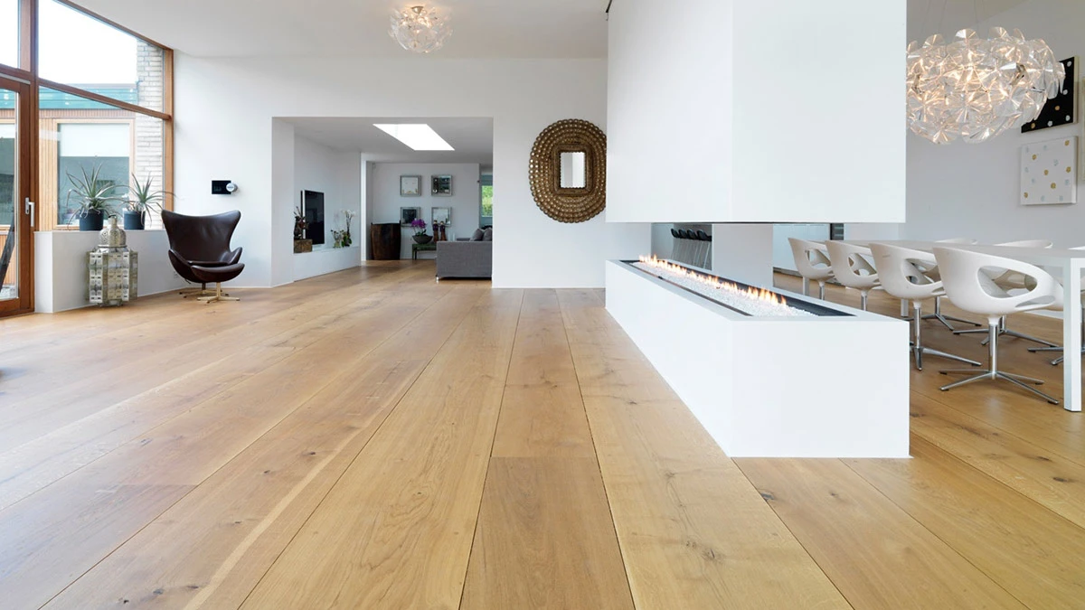 Sàn gỗ giúp không gian thêm sang trọng. Nguồn: angi