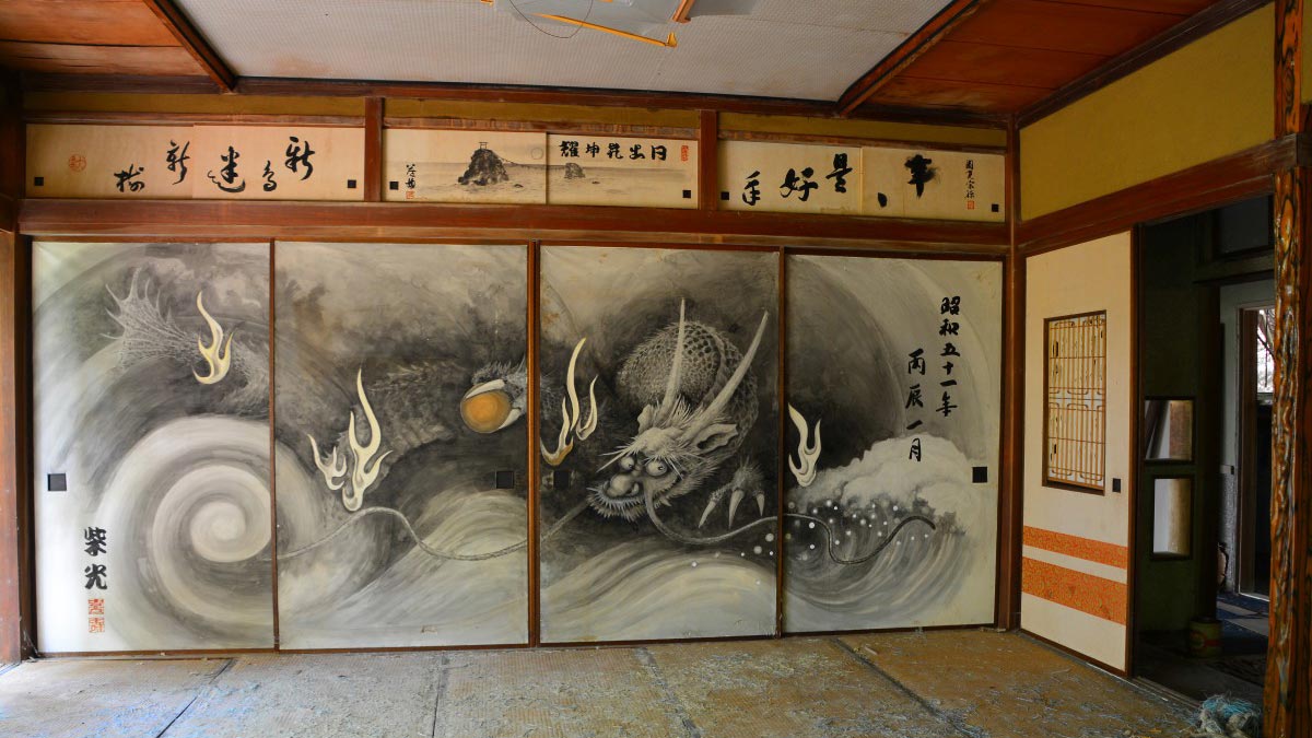 Bức tranh vẽ rồng là điểm nhấn của căn nhà. Nguồn: Abandoned Kansai