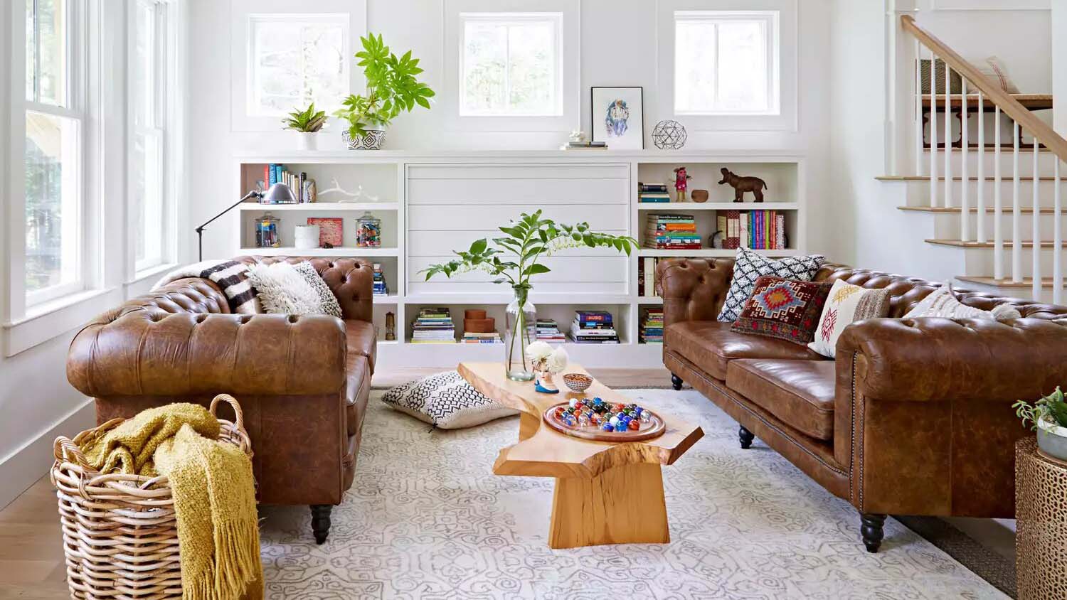 Hai chiếc sofa da màu nâu cổ điển. Nguồn: bhg.com