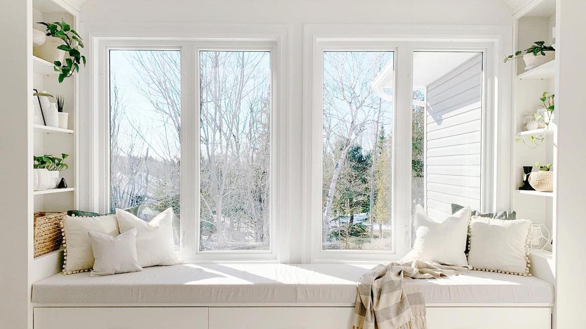 Thiết kế cửa sổ với tông màu trắng. Nguồn: trendey.com