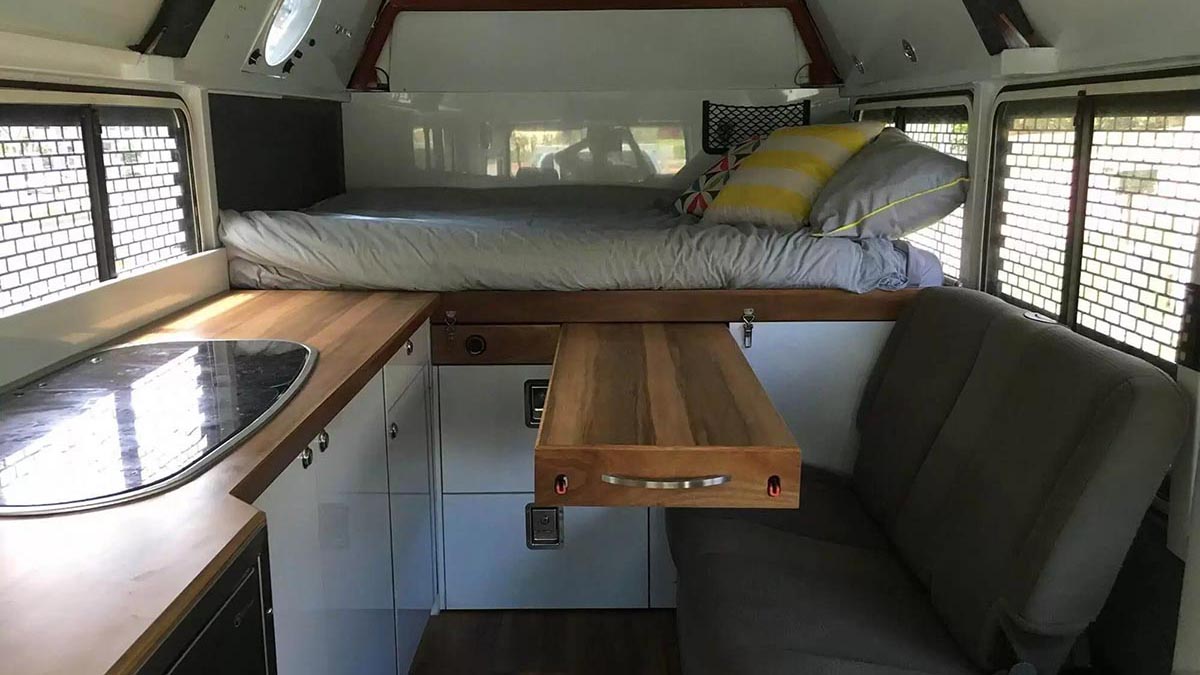 Bếp kết hợp bàn ăn và giường ngủ trên mobihome. Nguồn: thearchitecturedesigns