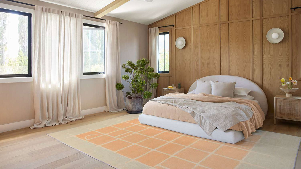 Màu cam đào kết hợp với nội thất gỗ. Nguồn: thespruce