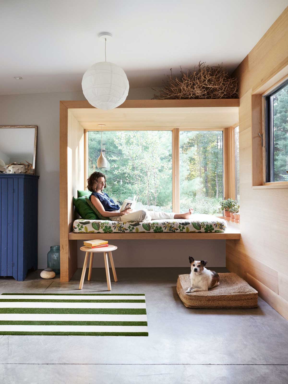 Bục ngồi cạnh cửa sổ cho những phút giây thư giãn. Nguồn: home-designing.com