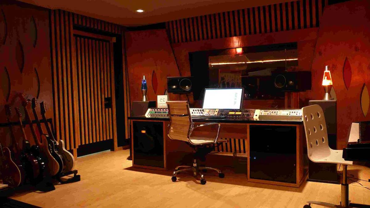 Một studio âm nhạc thu nhỏ cần có những biện pháp cách âm tốt. Nguồn: theproaudiofiles.com