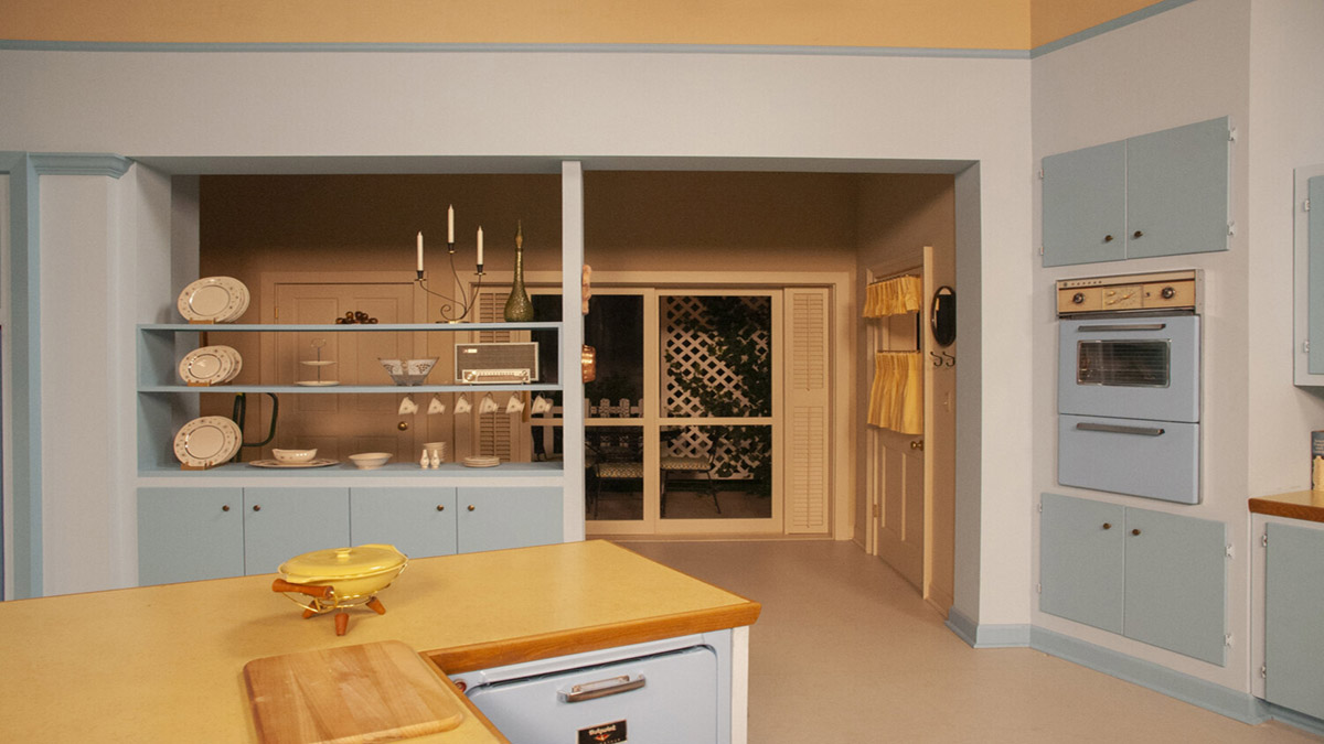 Phòng bếp với thiết bị gia dụng đặc trưng những năm 1950s.

Nguồn: Hucksterproductions