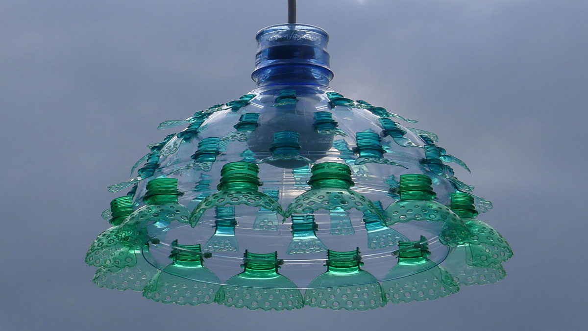 Đèn trần làm từ chai nhựa.

Nguồn: Thisiscolossal