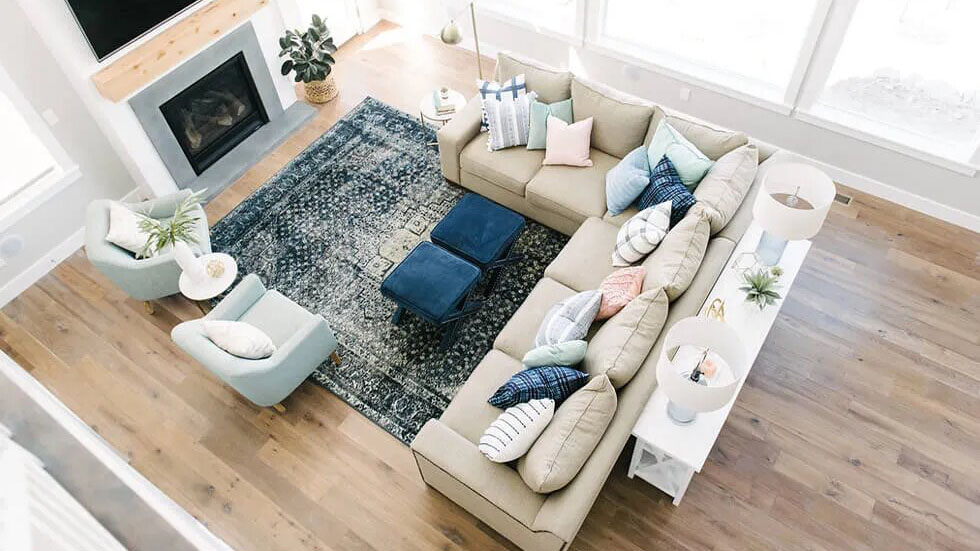 Sofa đặt giữa phòng tạo thêm nhiều không gian. Nguồn: Furniture & Choice