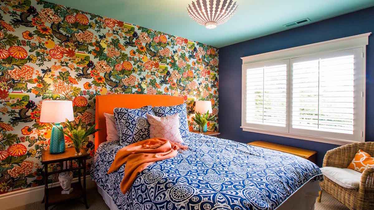 Căn phòng ngủ với họa tiết hoa rực rỡ sắc màu.

Nguồn: HGTV