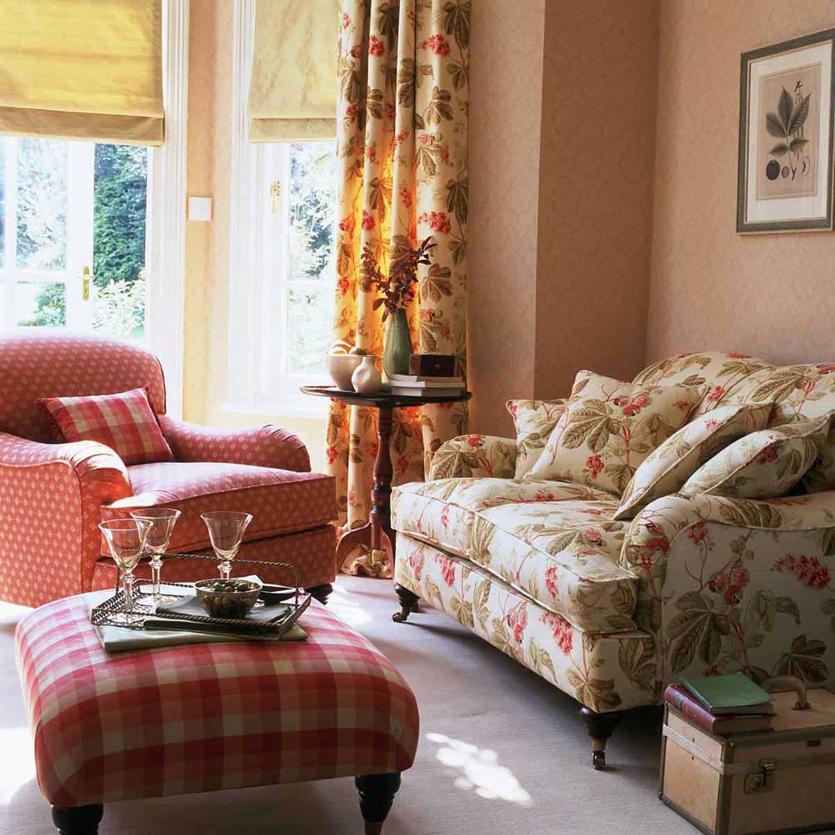Phòng khách với sofa và gối hoạt tiết hoa nhẹ nhàng.Nguồn: F&B Interior