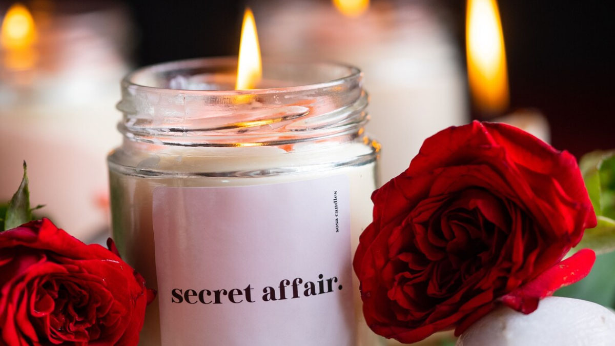 Sử dụng đèn và nến thơm trong trang trí căn hộ ngày Valentine.

Nguồn: Etsy