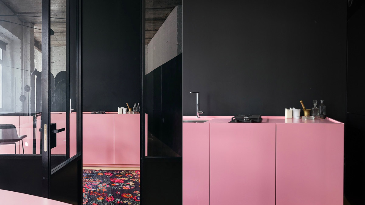 Tủ bếp hồng trên nền tường đen.

Nguồn: home-designing.com