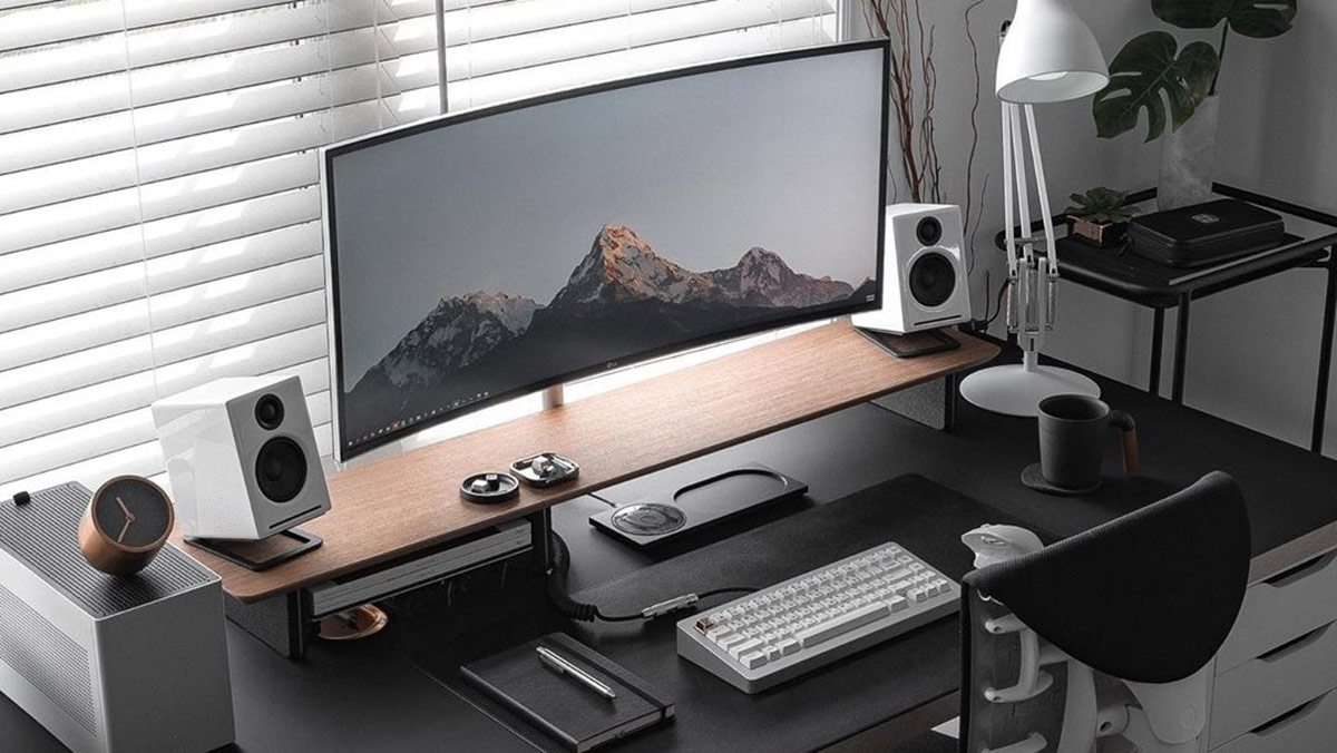 Setup thêm màn hình rời cho bàn làm việc tối giản. Nguồn: minimal desk setups
