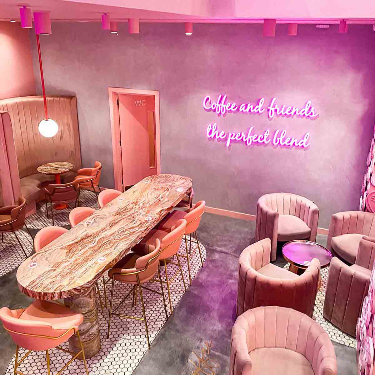 Tiệm cà phê nữ tính với vibe hồng neon. Nguồn: Pinterest