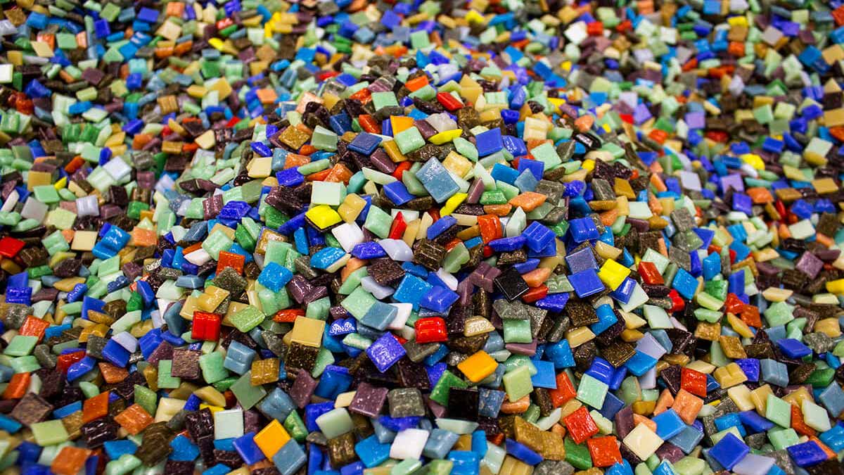 Gạch Mosaic thủy tinh có màu sắc bắt mắt. Nguồn: mosaicartsupply