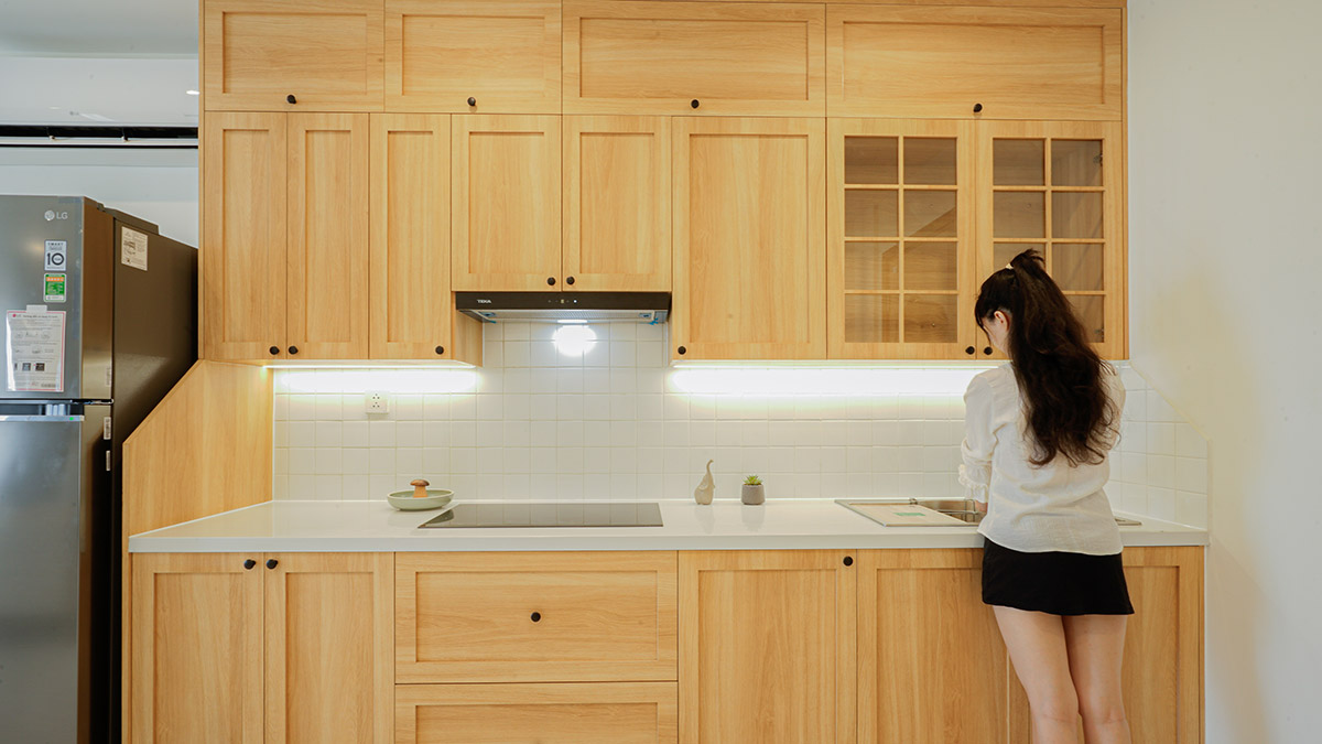 Tủ bếp kịch trần giúp tối ưu không gian sử dụng.