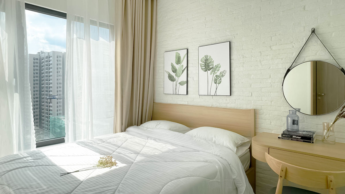 Cửa sổ kính lớn đón toàn bộ nắng tự nhiên vào phòng Cửa sổ kính lớn đón toàn bộ nắng tự nhiên vào phòng